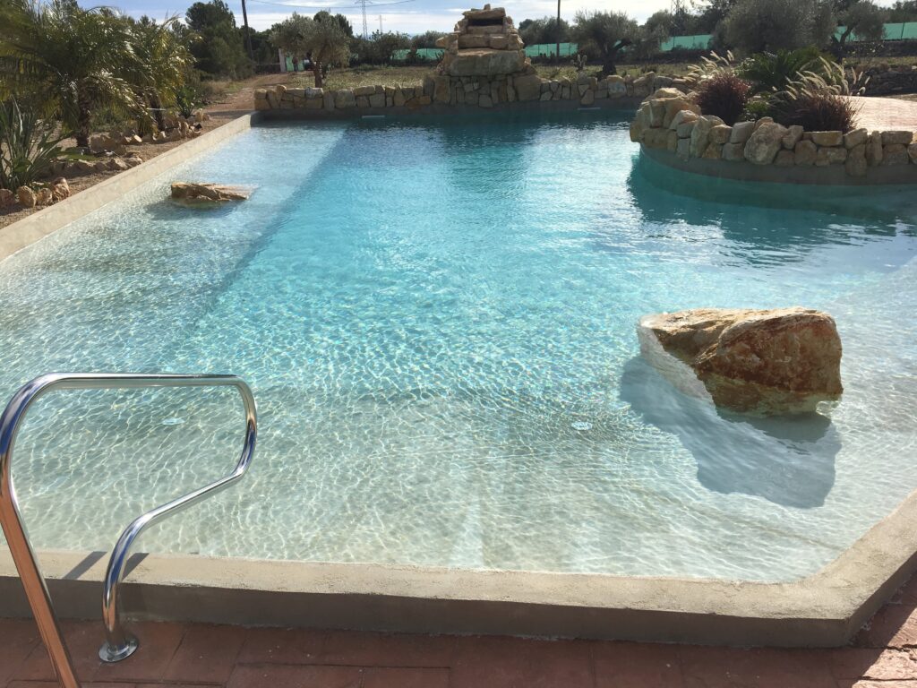 piscina con playa natural