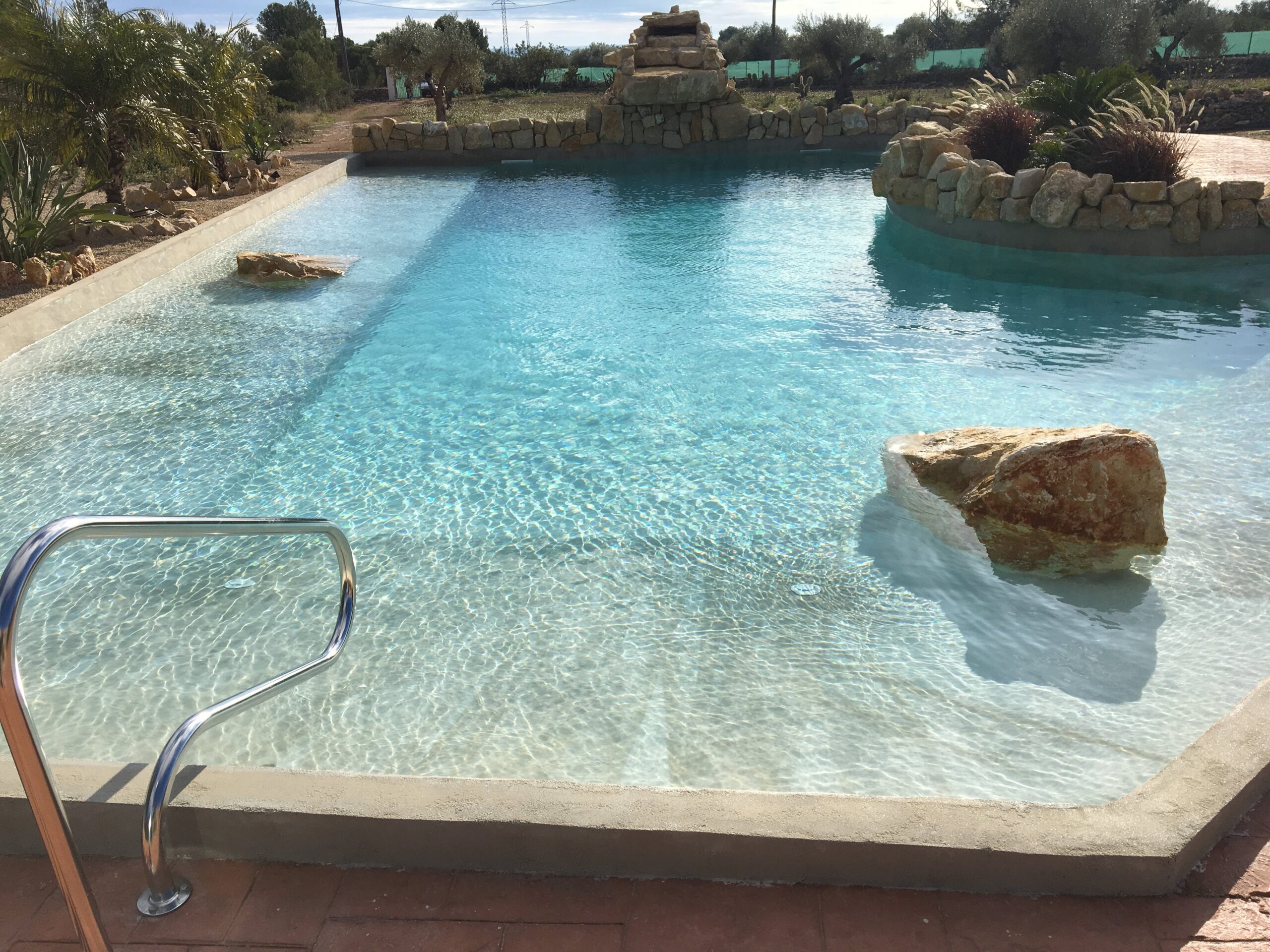 piscina con playa natural